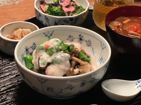 梅とろろのネバネバ丼